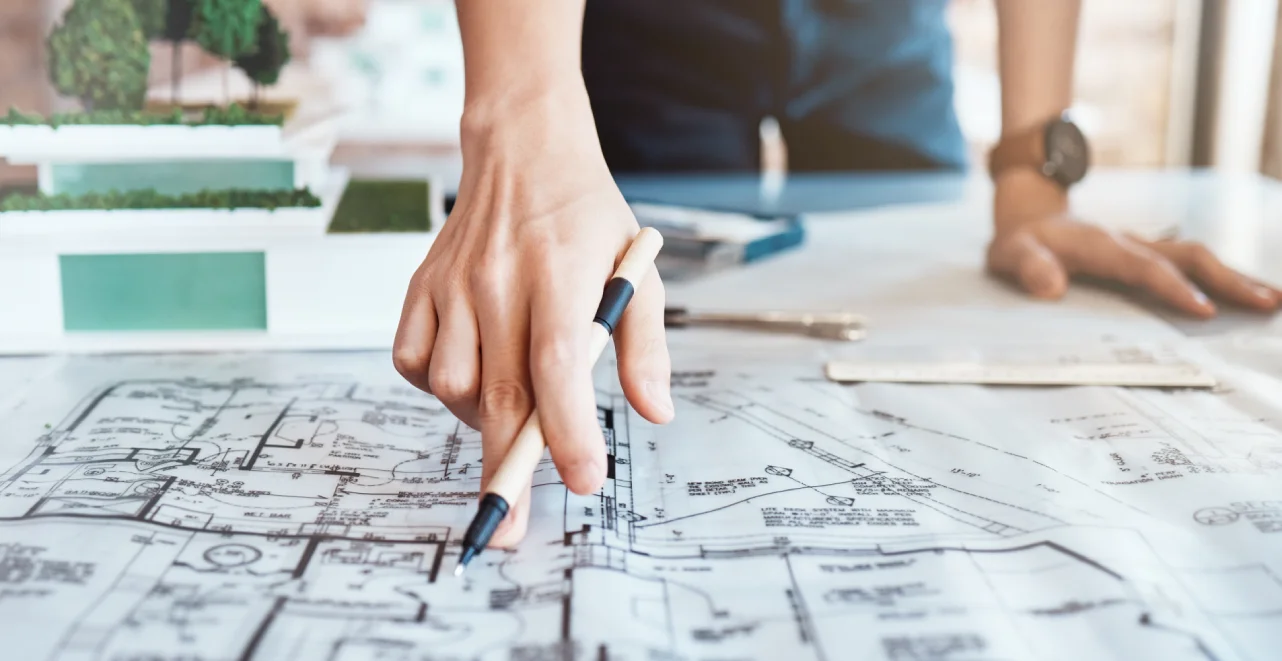 Profesional revisando los planos de un proyecto residencial